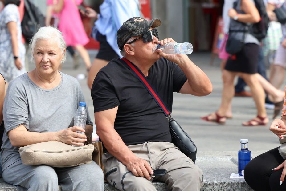 Un hombre bebiendo agua en julio de 2024, en plena ola de calor. Fuente: Europa Press