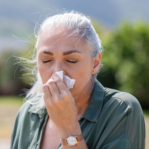 Una mujer con gripe. Fuente: Bigstock