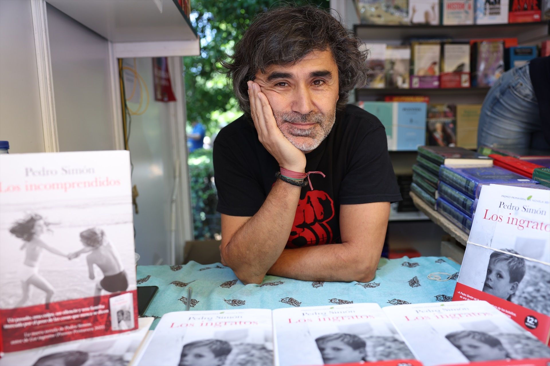 Pedro Simón publica 'Los siguientes', una novela que aborda los cuidados a los mayores