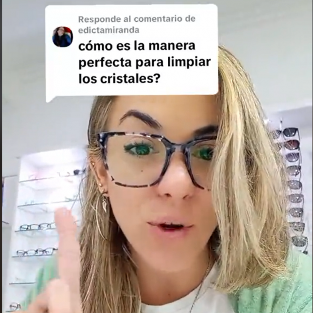 El truco viral para limpiar los cristales de las gafas correctamente (Tiktok: @optica.ocelo24)