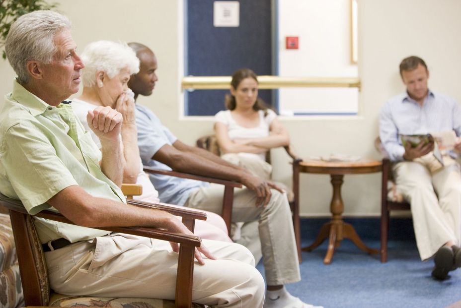 Sala de espera de un centro médico. Fuente: Bigstock