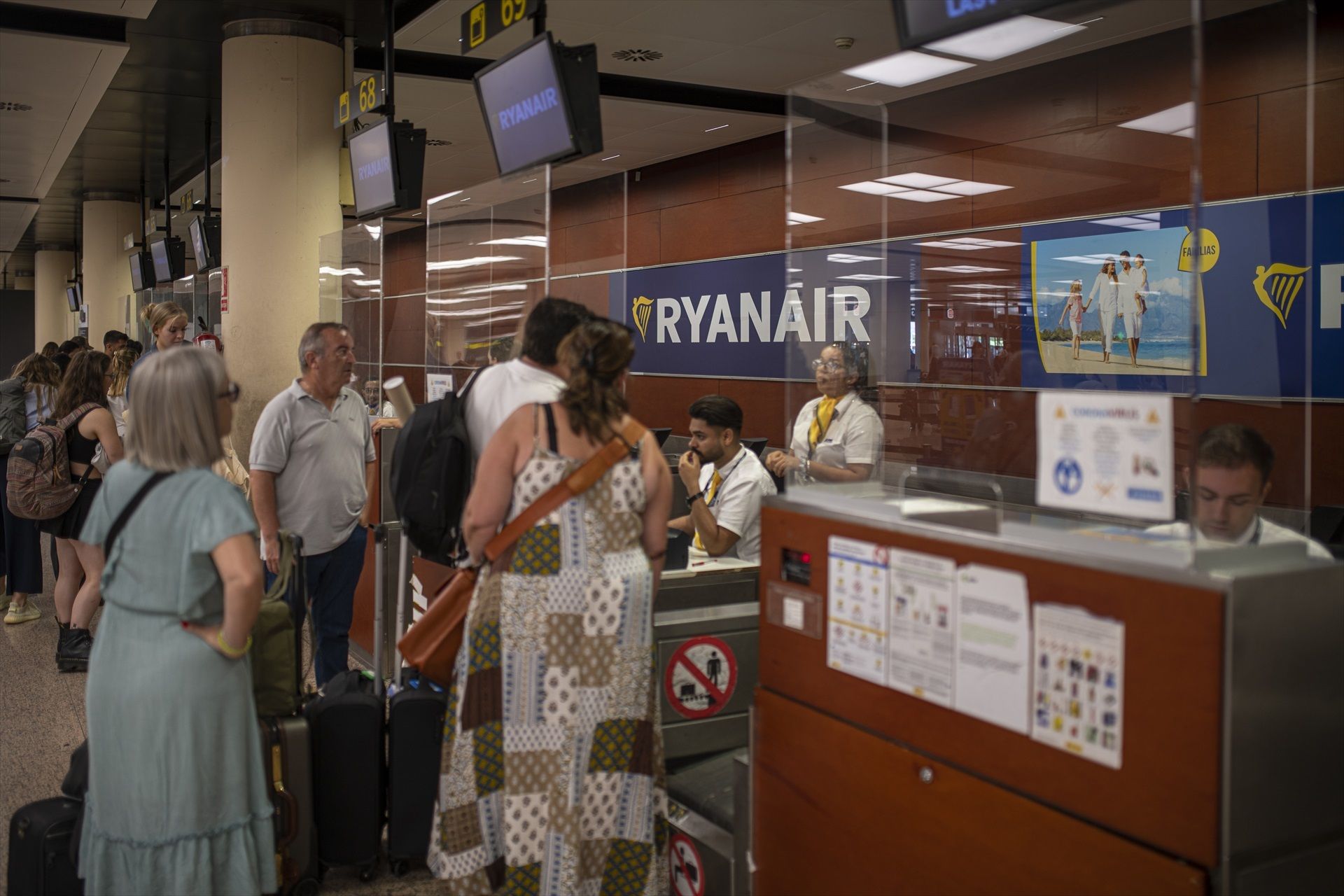 EuropaPress 4619826 varias personas esperan ser atentidas ventanilla ryanair aeropuerto josep