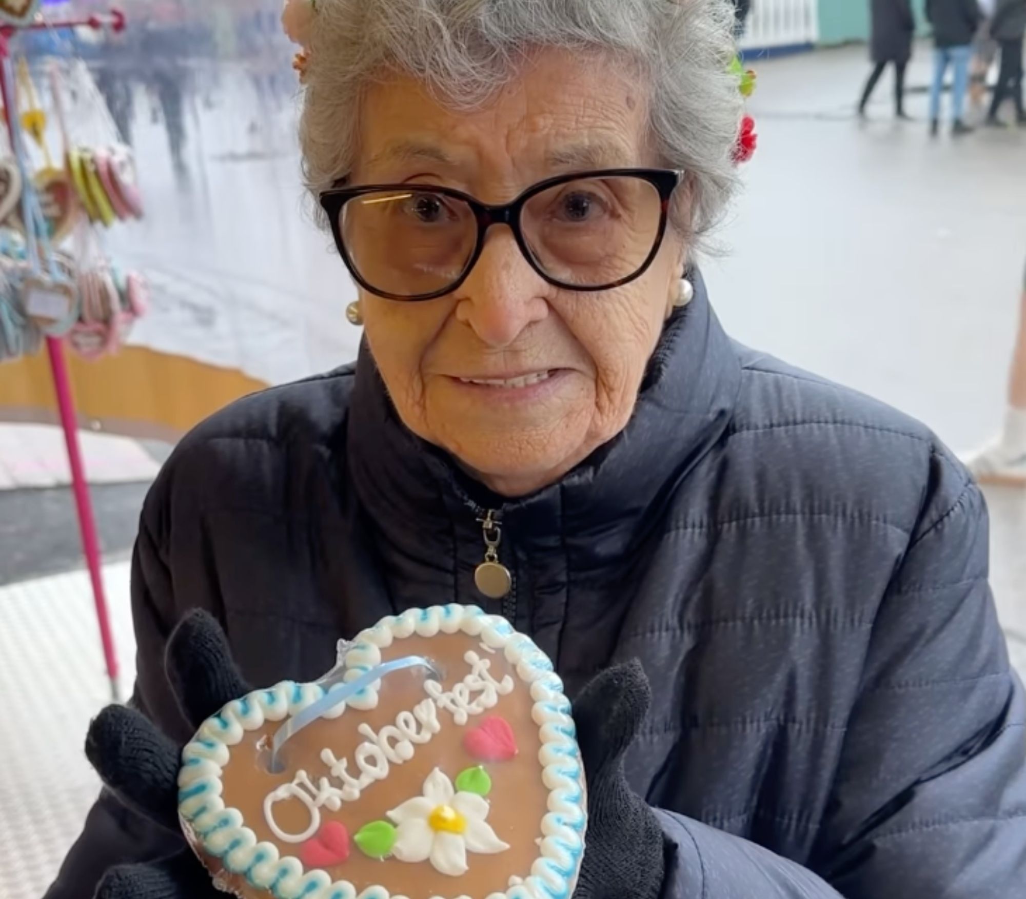 Adopta Un Abuelo cumple el sueño de Nina: a sus 91 años ha asistido al Oktoberfest en Múnich (Adopta Un Abuelo)