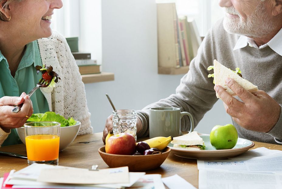 Un hombre y una mujer desayunando. Fuente: Bigstock