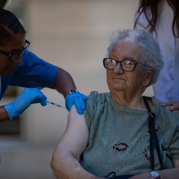 Un médico jubilado tacha de edadista la campaña de vacunación: "Convierte a los mayores en abuelos" (Europa Press)