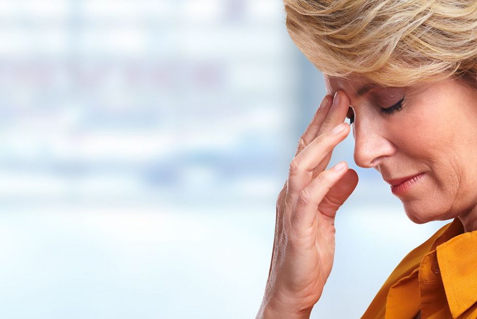 Mujer con síntomas de estrés. Bigstock