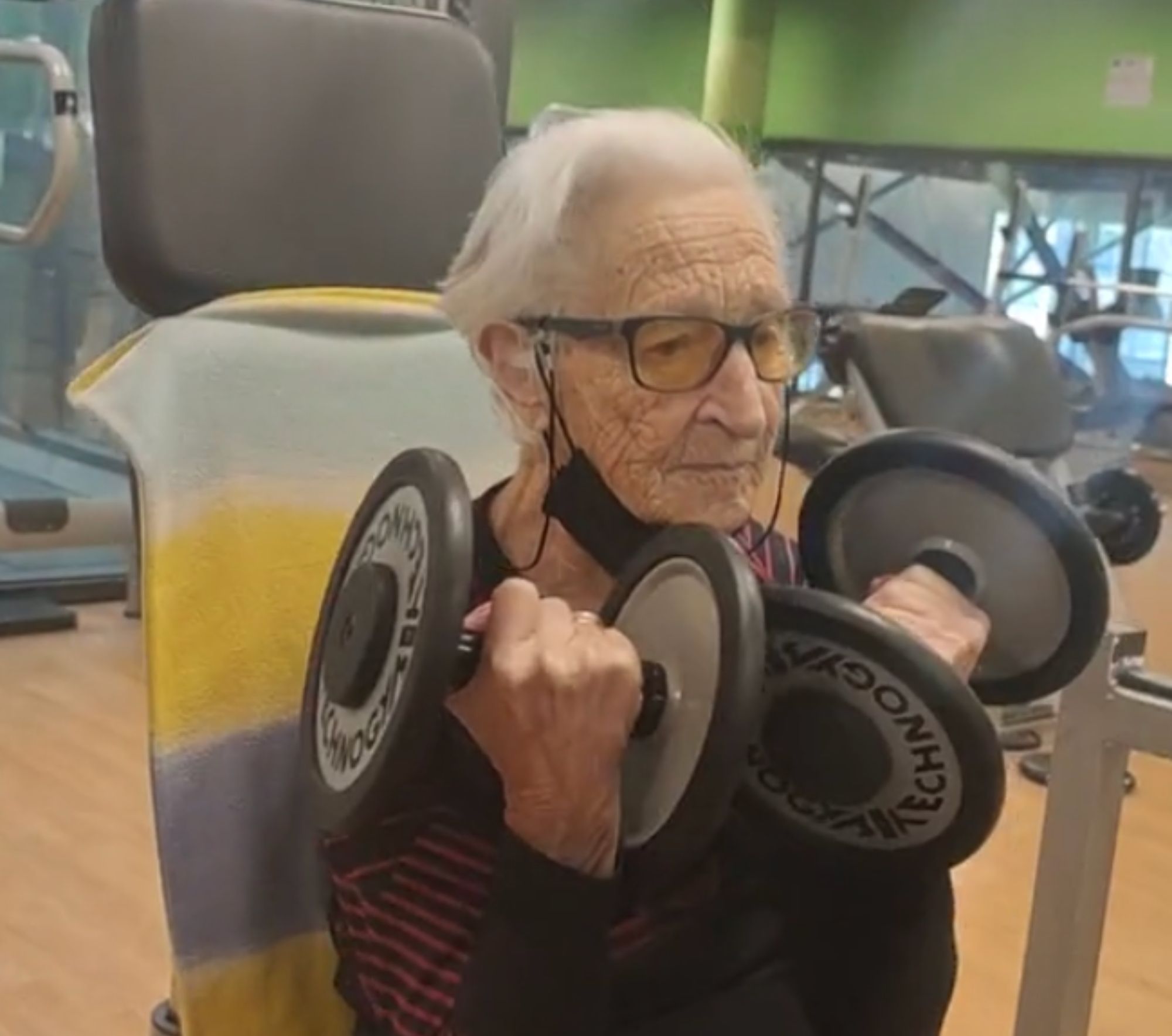 Iñaxi Lasa, la centenaria que empezó en el gimnasio a los 93 años: “Antes no podía andar” (TikTok)