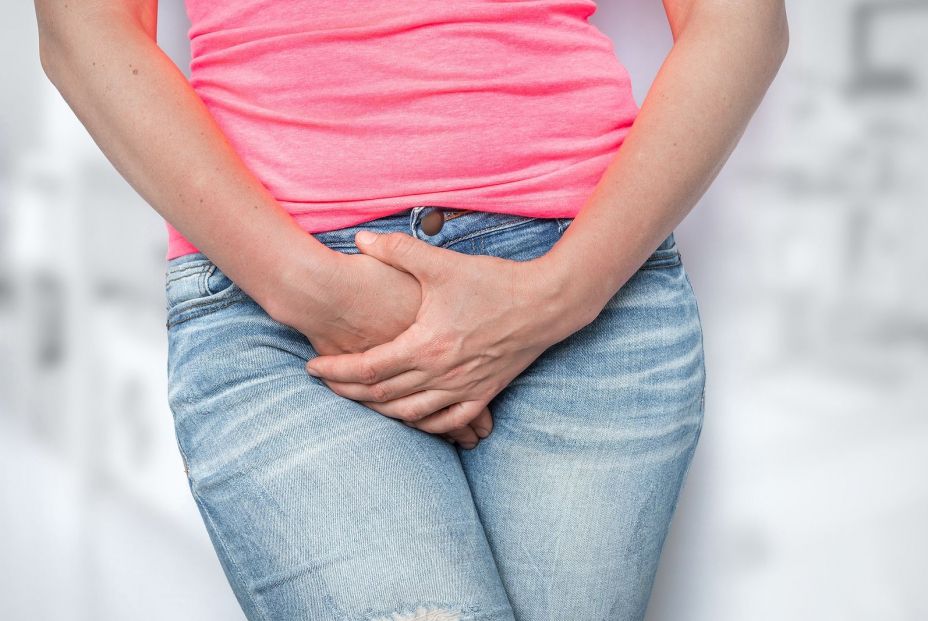 Una mujer con problemas para retener la orina. Bigstock 