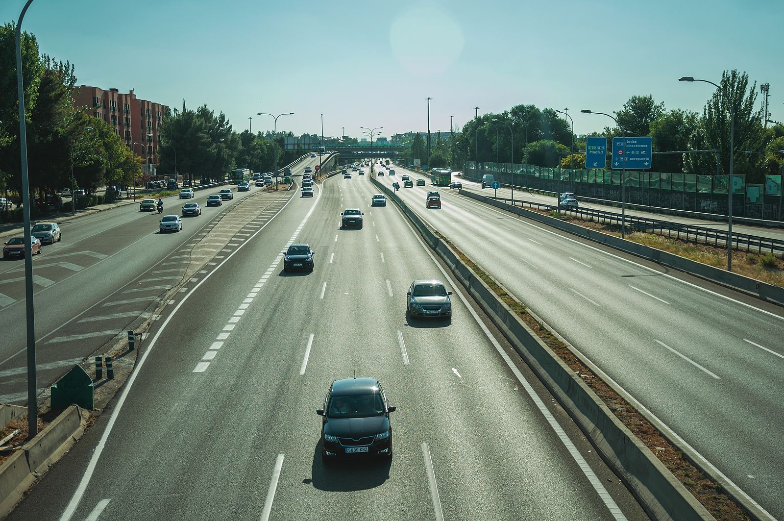 Casi el 40% de los coches en España se concentran en estas tres comunidades (Bigstock)