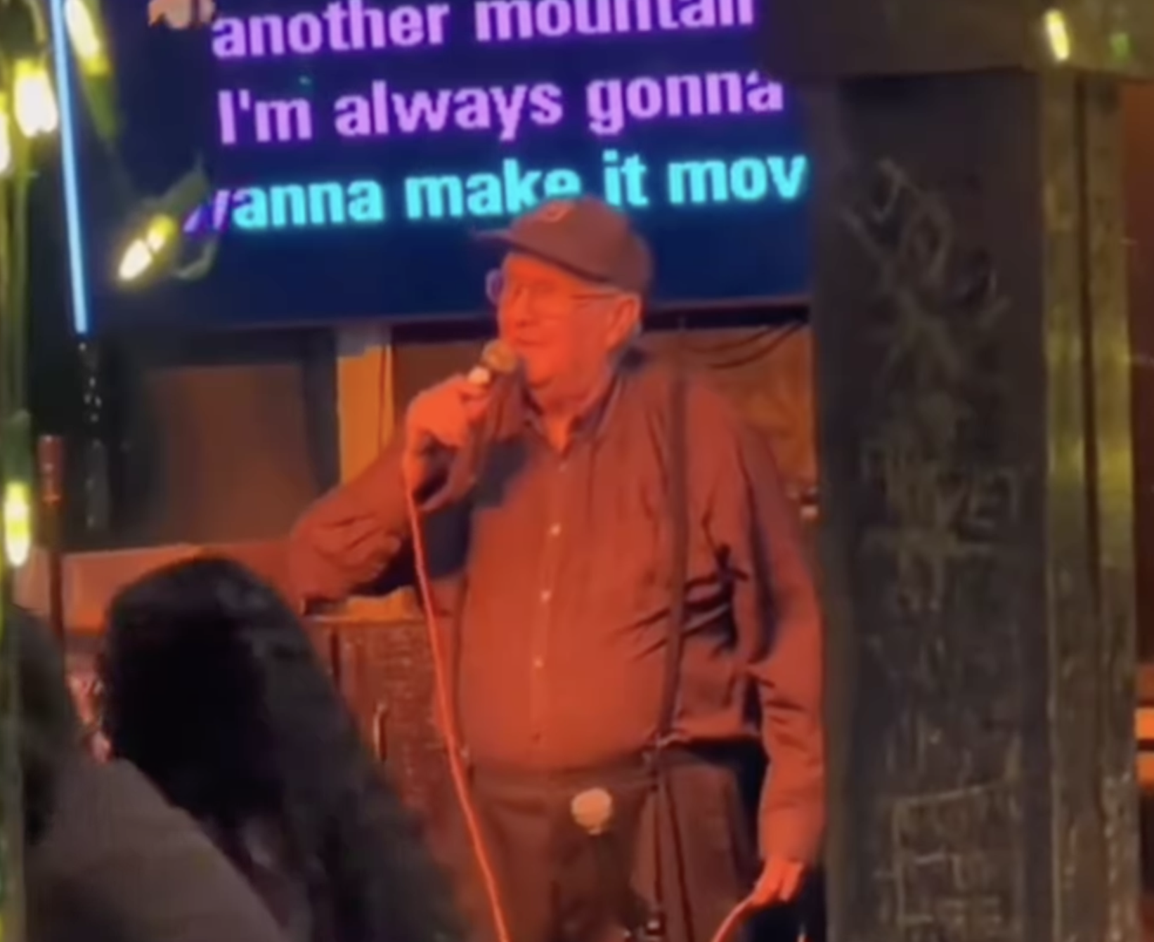 VÍDEO: Un hombre mayor canta en un karaoke y todo el local acaba uniéndose a él