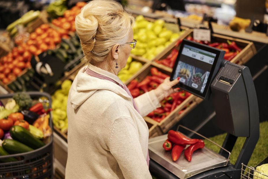 Una persona mayor comprando en un supermercado. Bigstock 