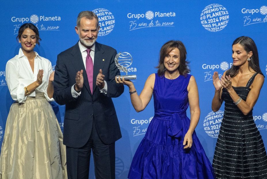 EuropaPress 6277412 ganadora premio planeta 2024 paloma sanchez garnica junto reyes