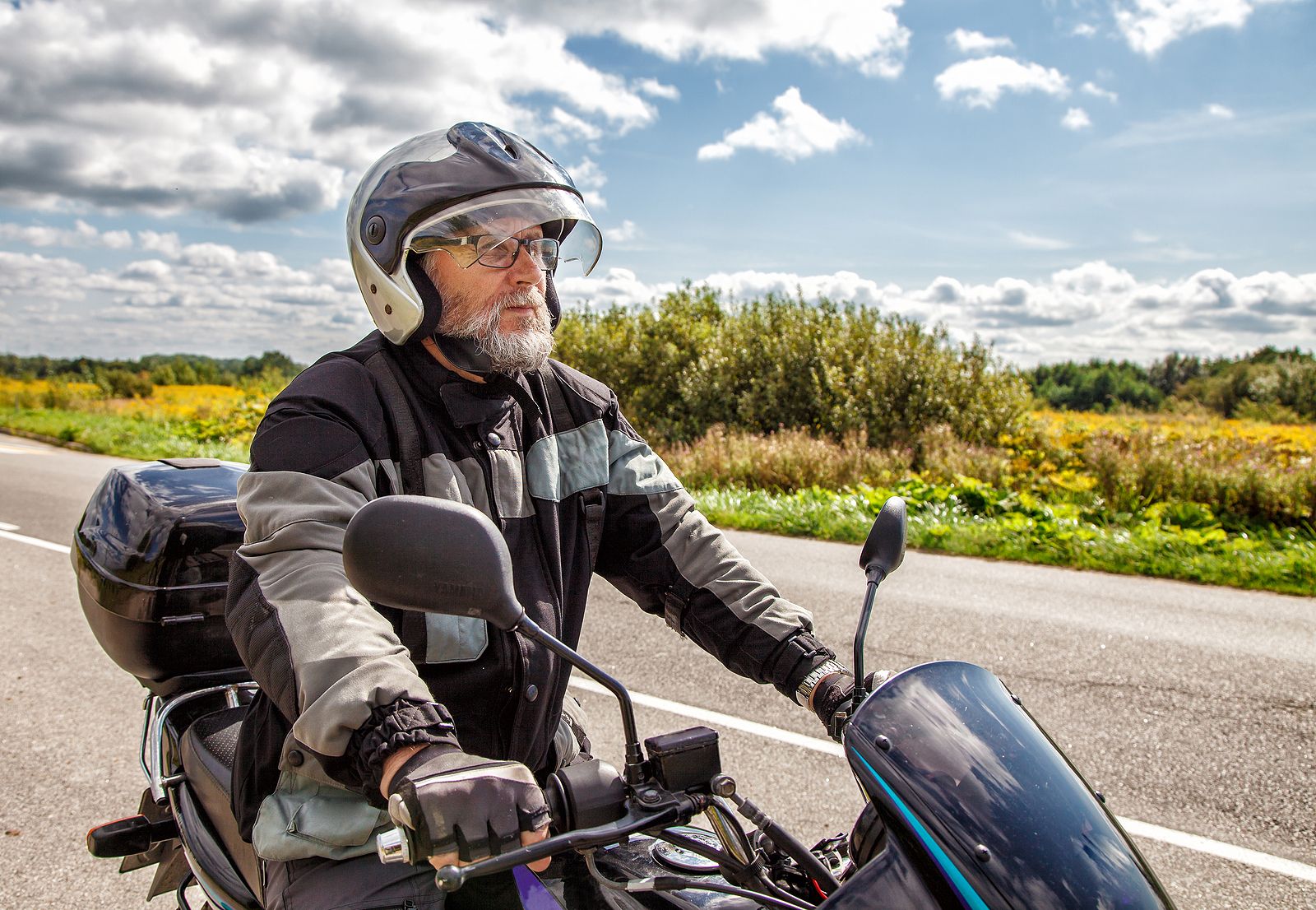 ¿Eres mayor de 65 y vas a conducir una moto? Sigue estos consejos y mantente seguro