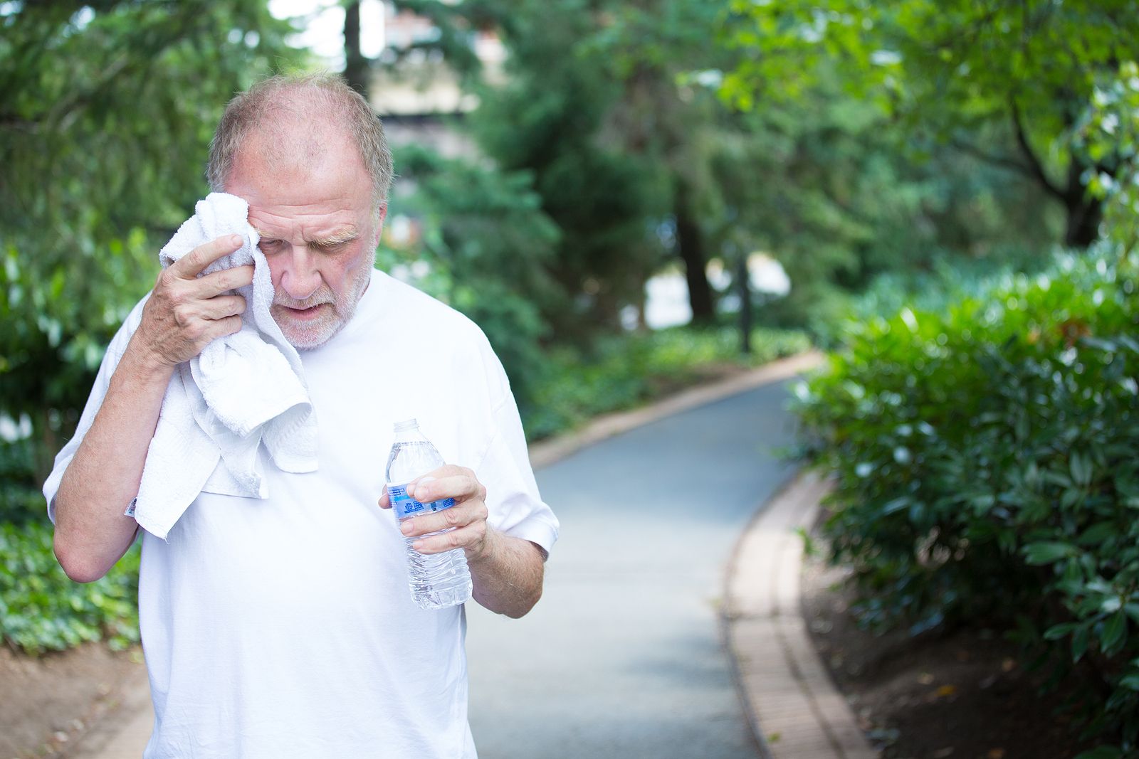 La moda que llega: prendas de vestir que ayudan a combatir el calor (Bigstock)