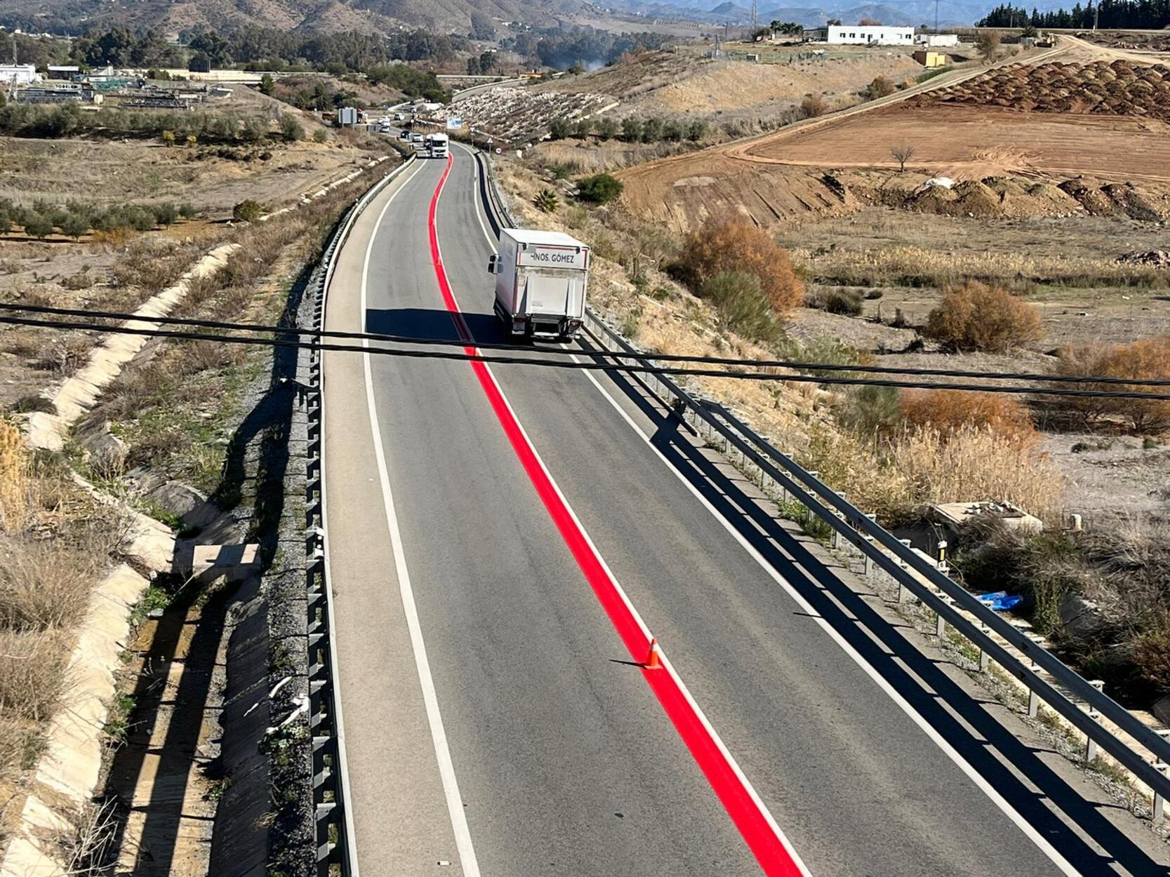 Qué significa la línea roja que la DGT ha pintado en algunas carreteras