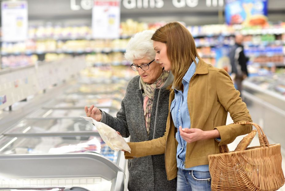 Los mayores de 55 años temen que los precios de la cesta de la compra afecten su calidad de vida (Bigstock)