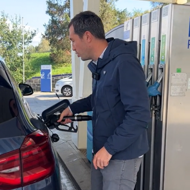 Avisan de que pueden multarte con hasta 100 euros por repostar tú mismo en la gasolinera (TikTok: @gesticarbilbao)