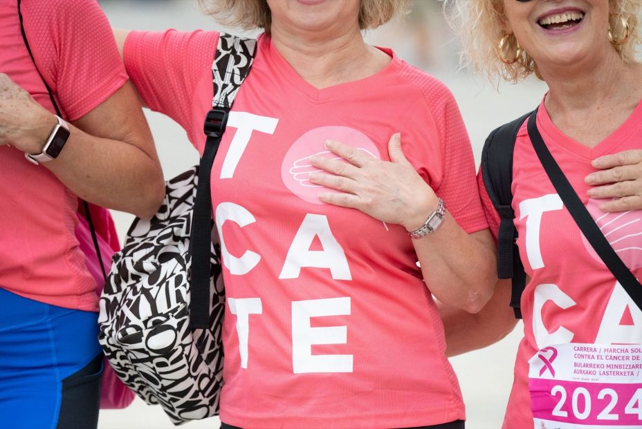 Una mujer durante la 9ª edición de la carrera/marcha solidaria contra el cáncer de mama en octubre de 2024 (Bilbao). Fuente: Europa Press