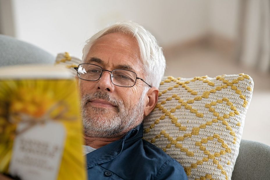 Hombre leyendo. Fuente: Bigstock