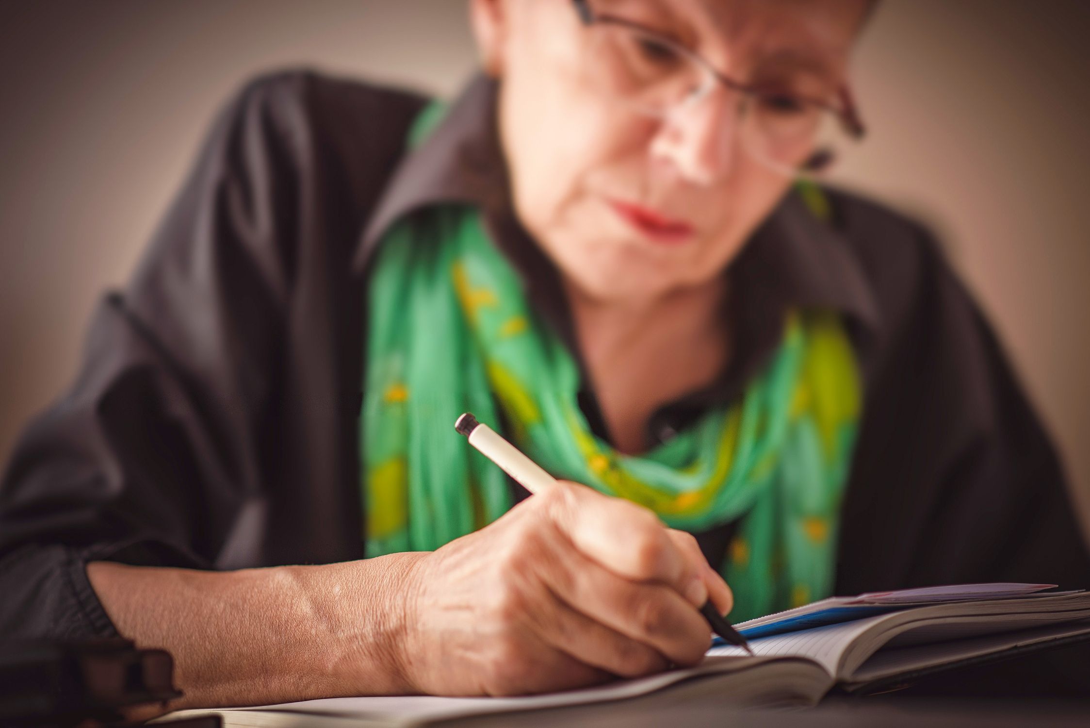 NAGUSILAN convoca la tercera edición del Concurso de Relatos sobre la soledad para mayores (Bigstock)