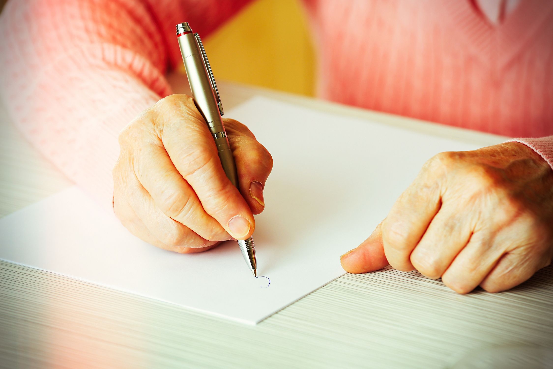 VÍDEO: Una joven cuenta cómo su abuela aprendió a escribir y se hace viral (Bigstock)