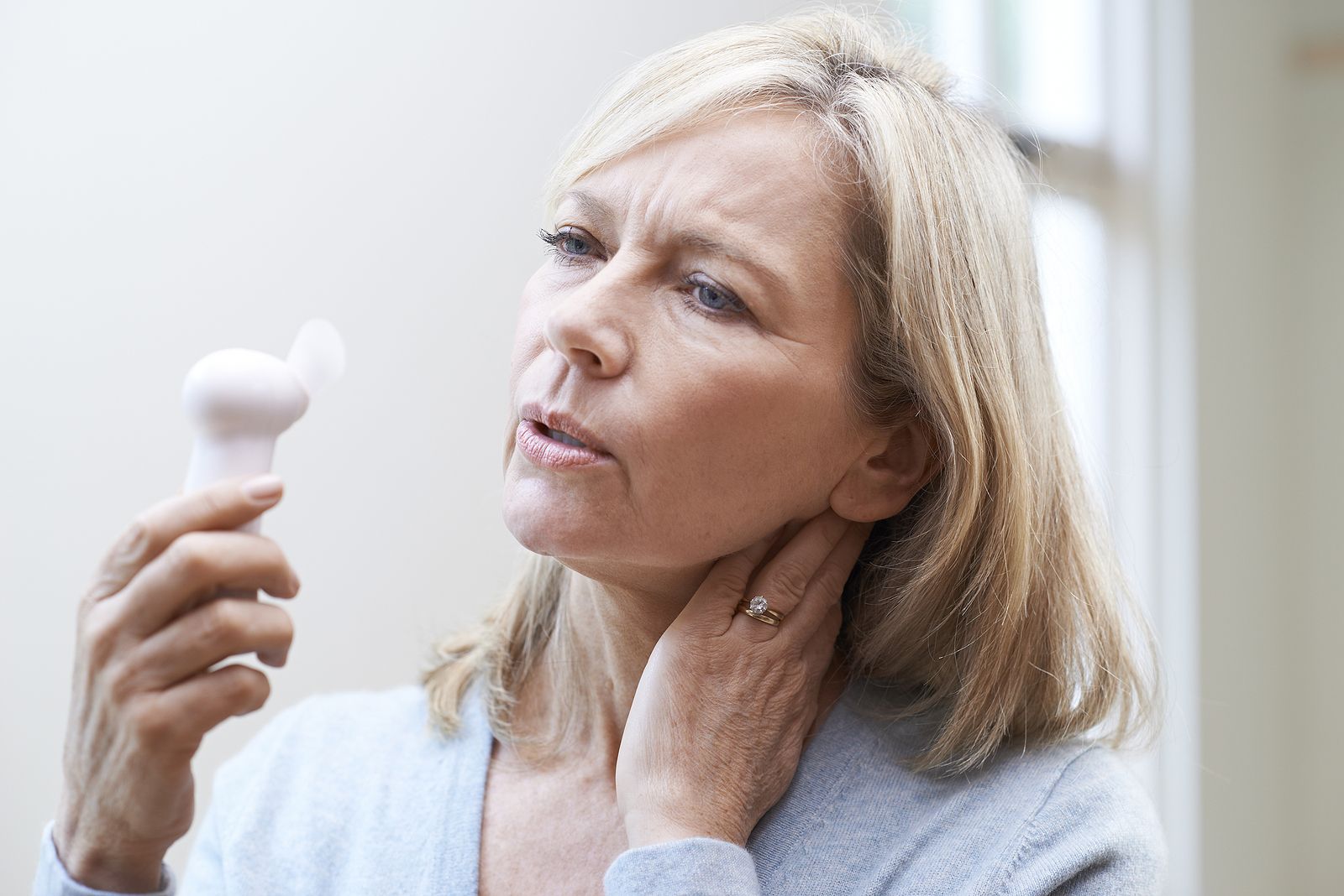 Una mujer con menopausia aliviando los sofocos: Bigstock