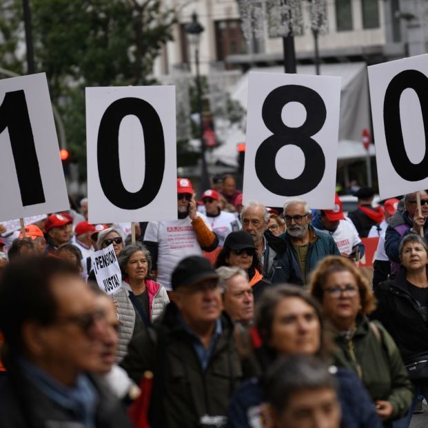 europapress 5539688 decenas personas portan carteles banderas concentracion pensionistas atocha 1 1 621x621