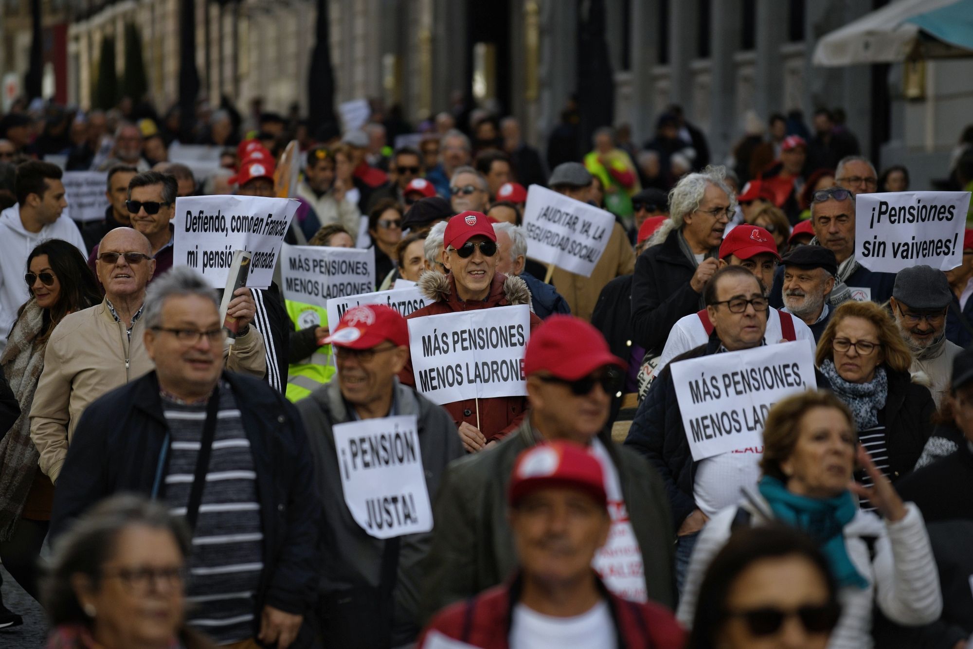 Gran marcha por las pensiones en Madrid: "Jubilados, trabajadores y jóvenes debemos luchar juntos"