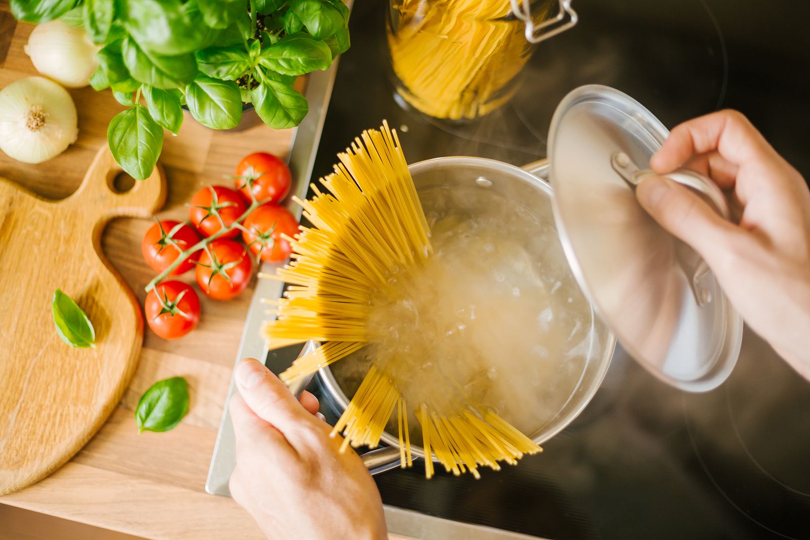 El truco viral de Dabiz Muñoz para cocer la pasta que no gustará a muchos italianos