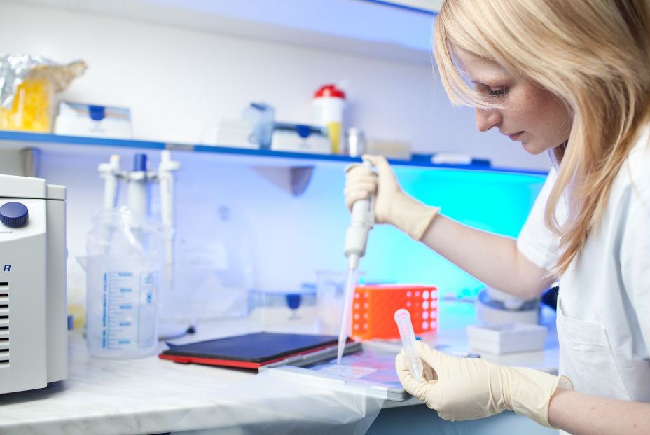 Una investigadora en su laboratorio, Bigstock