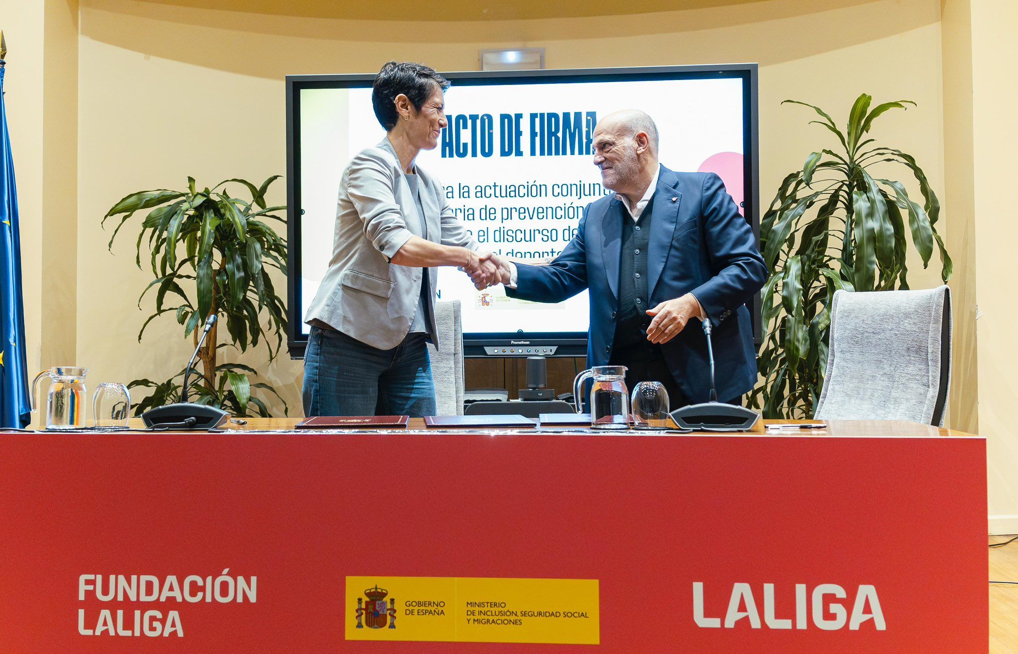 El Gobierno y LALIGA se unen para ser más "contundentes" en la lucha contra el racismo