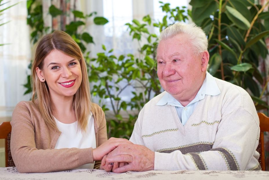 Un paciente con alzhéimer acompañado de un familiar. Bigstock