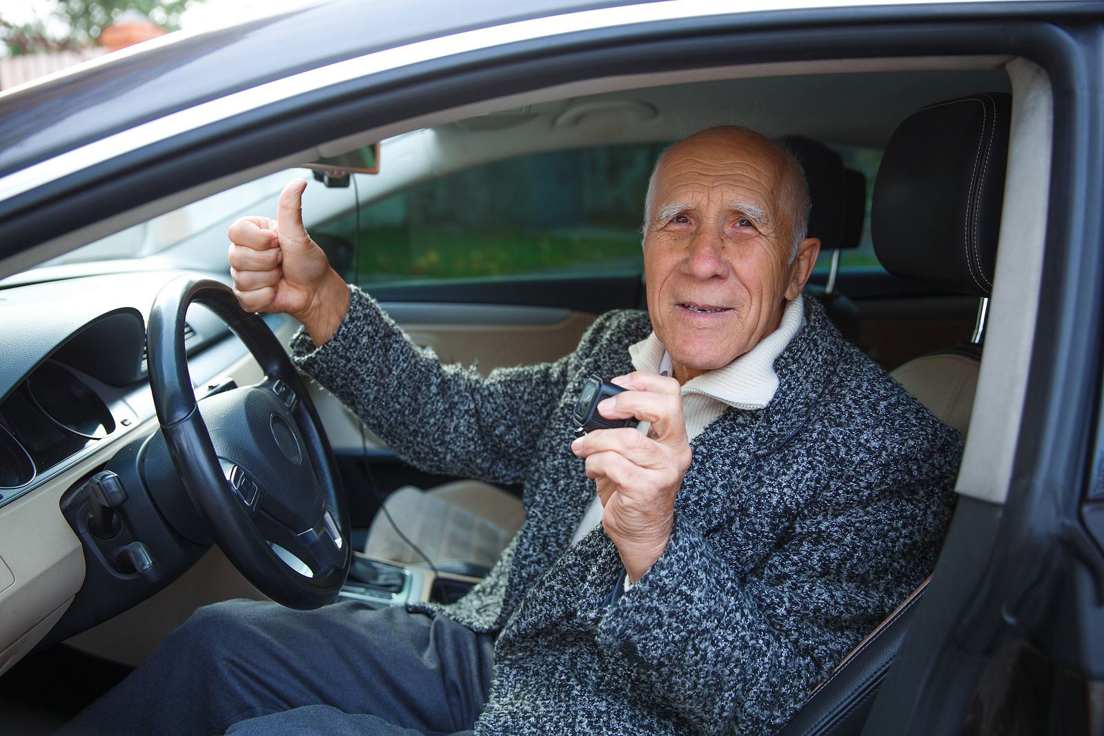 El curioso truco con el dedo pulgar que puede prevenirte de un accidente en el coche (Bigstock)