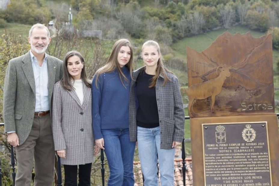 Don Felipe y Doña Letizia y sus hijas Doña Leonor y Doña Sofía junto a la placa conmemorativa de la visita a Sotres. Fuente: Casa de S. M. el Rey