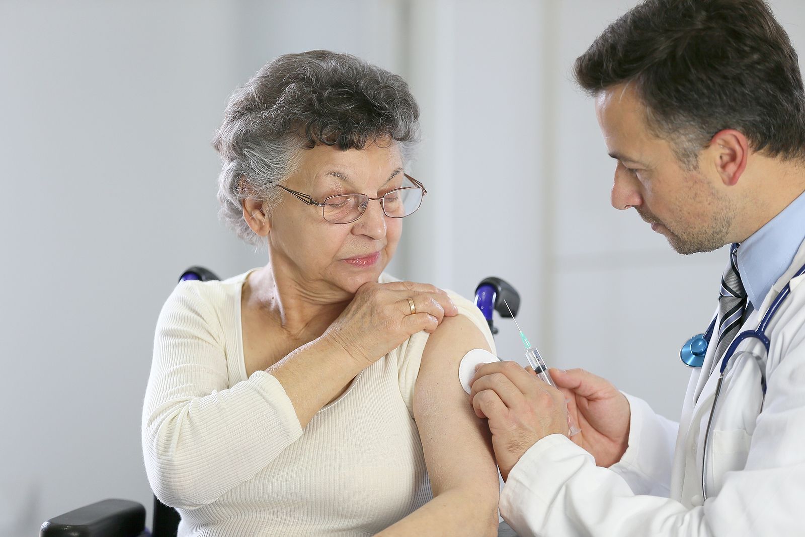 "Las vacunas curarán en el futuro enfermedades como el cáncer o el alzhéimer" (Bigstock)