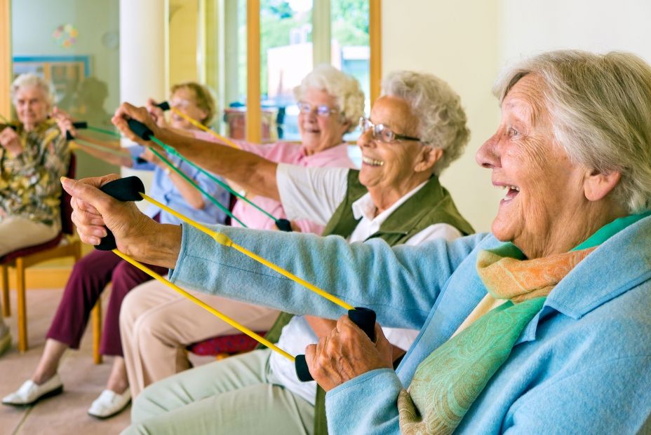 Un grupo de mayores realizando ejercicio físico. Fuente: Bigstock