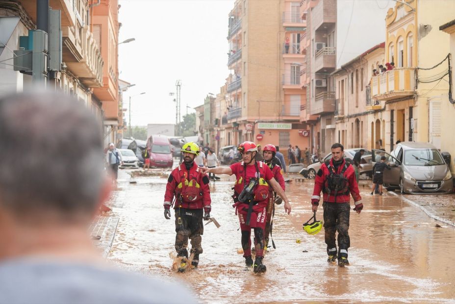 EuropaPress 6311902 agentes equipo bomberos trabajan barrio torre 30 octubre 2024 valencia