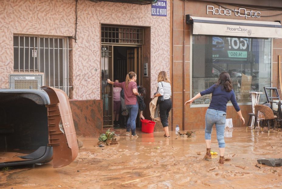 EuropaPress 6311819 varias mujeres achican agua limpian estragos causados dana 30 octubre 2024