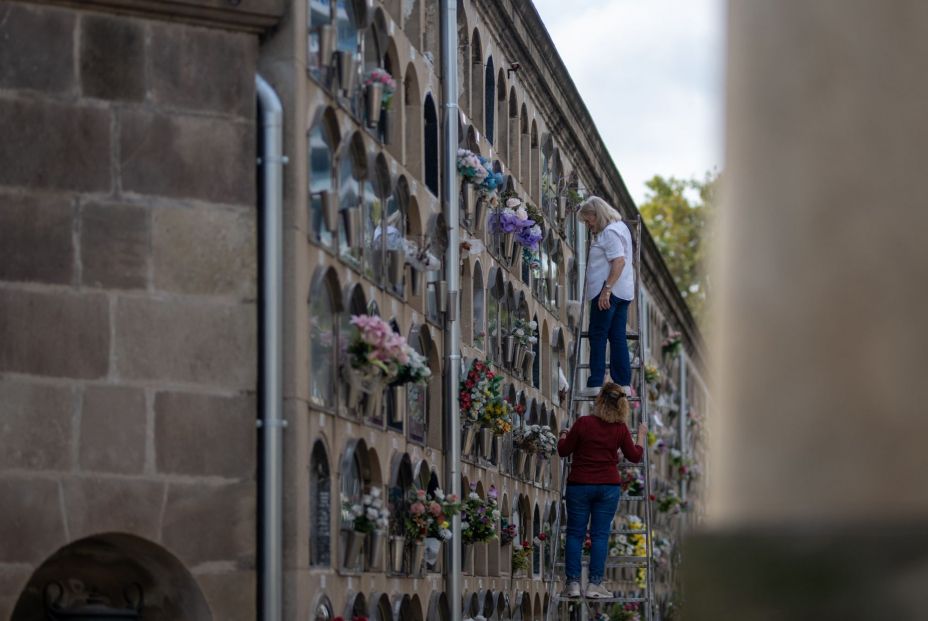 EuropaPress 6302316 dos personas cementerio barrio poblenou 25 octubre 2024 barcelona catalunya