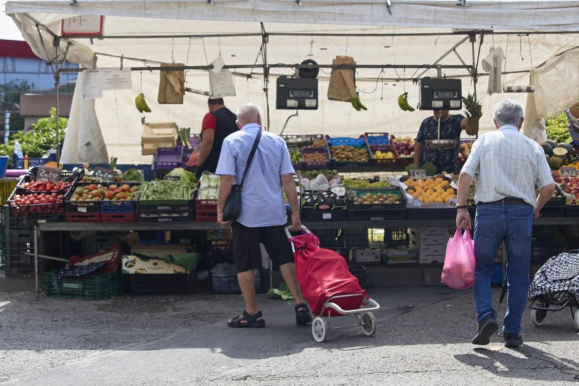 europapress 6179651 dos hombres compran puesto frutas verduras mercadillo plaza eliptica 29