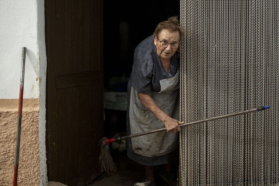 EuropaPress 5416255 mujer trabaja limpiar vivienda septiembre 2023 santa barbara tarragona