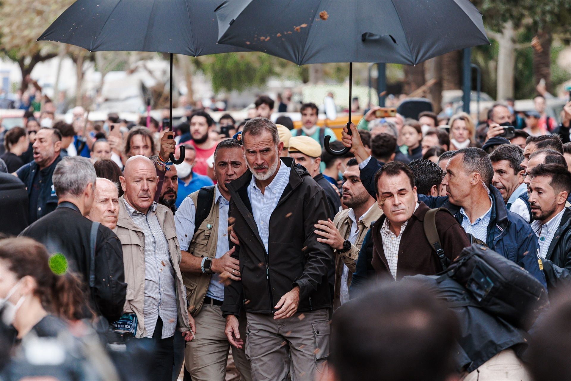 Tensión en Paiporta: suspenden la visita de los Reyes, Sánchez y Mazón por la indignación ciudadana