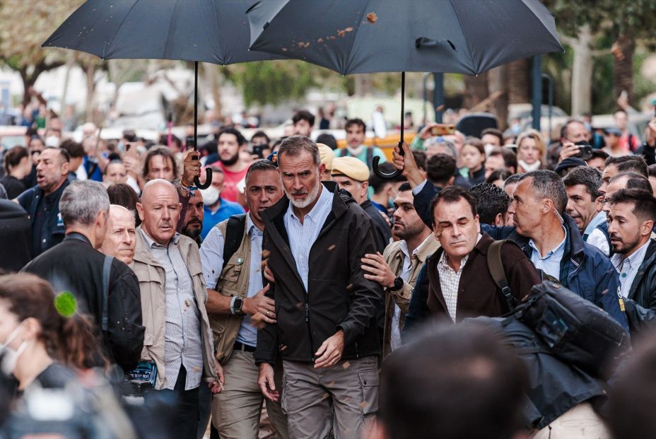 Tensión en Paiporta: suspenden la visita de los Reyes, Sánchez y Mazón por la indignación ciudadana