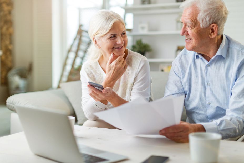 Dos personas estudiando qué realizar con su dinero. Fuente: Bigstock