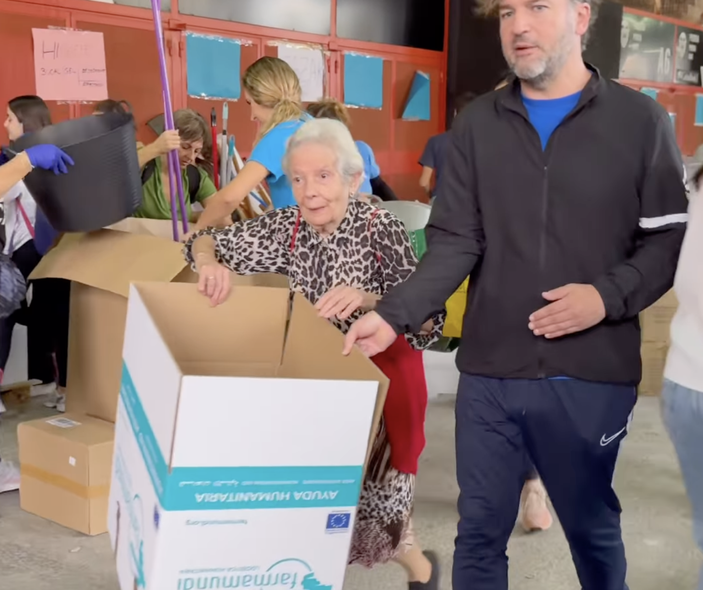 VÍDEO Esta mujer mayor ayudando en la DANA conmueve en redes: "La solidaridad no entiende de edad"