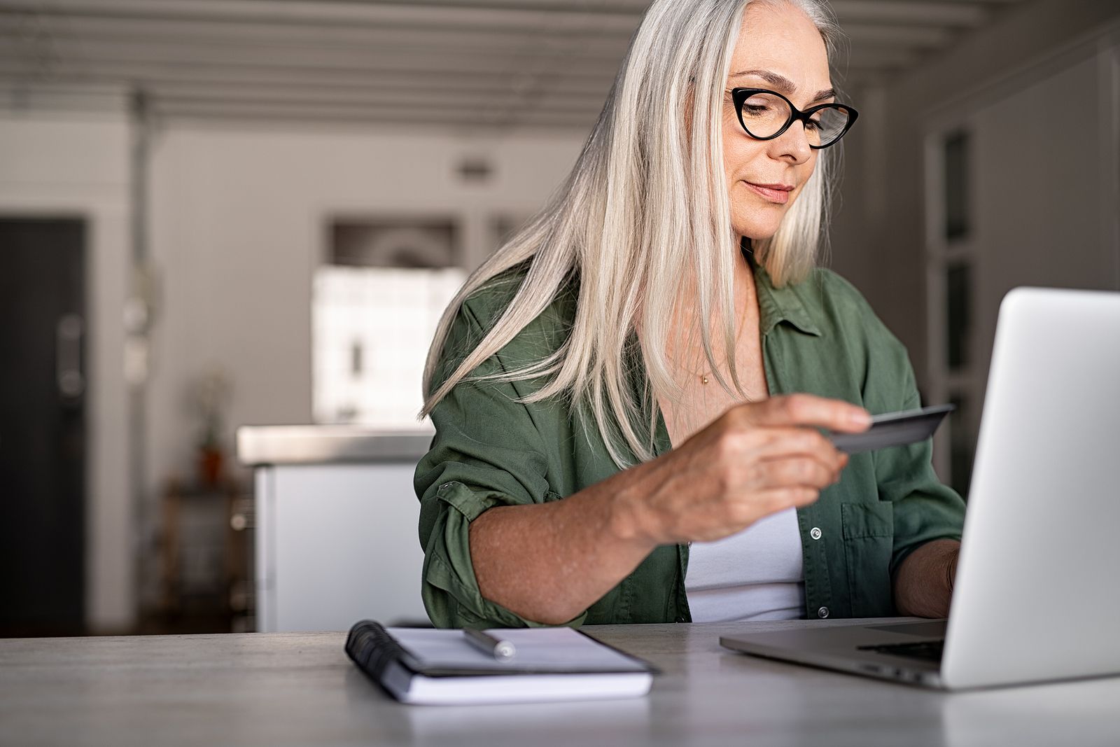 ¿Es legal que nos cobren gastos de gestión al comprar online? (Bigstock)