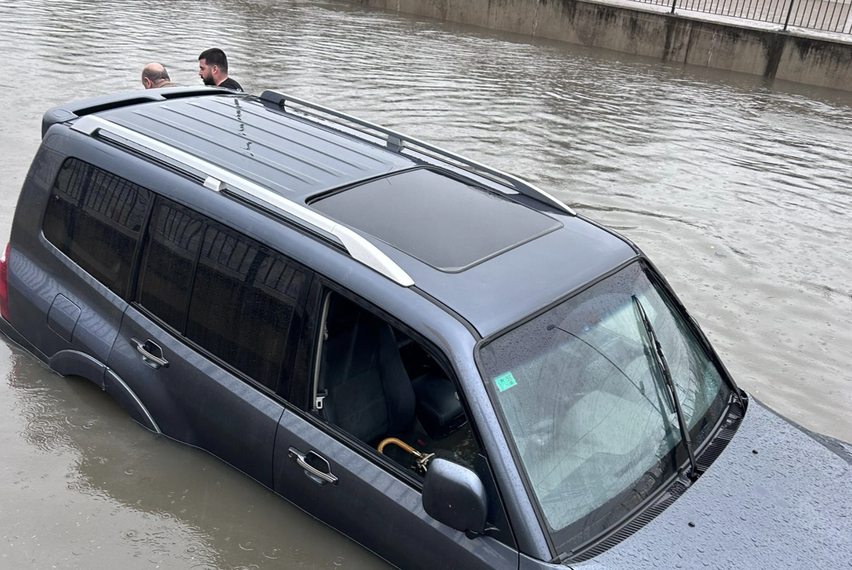 VÍDEO: Un joven rescata a una persona mayor atrapada en su coche por el agua