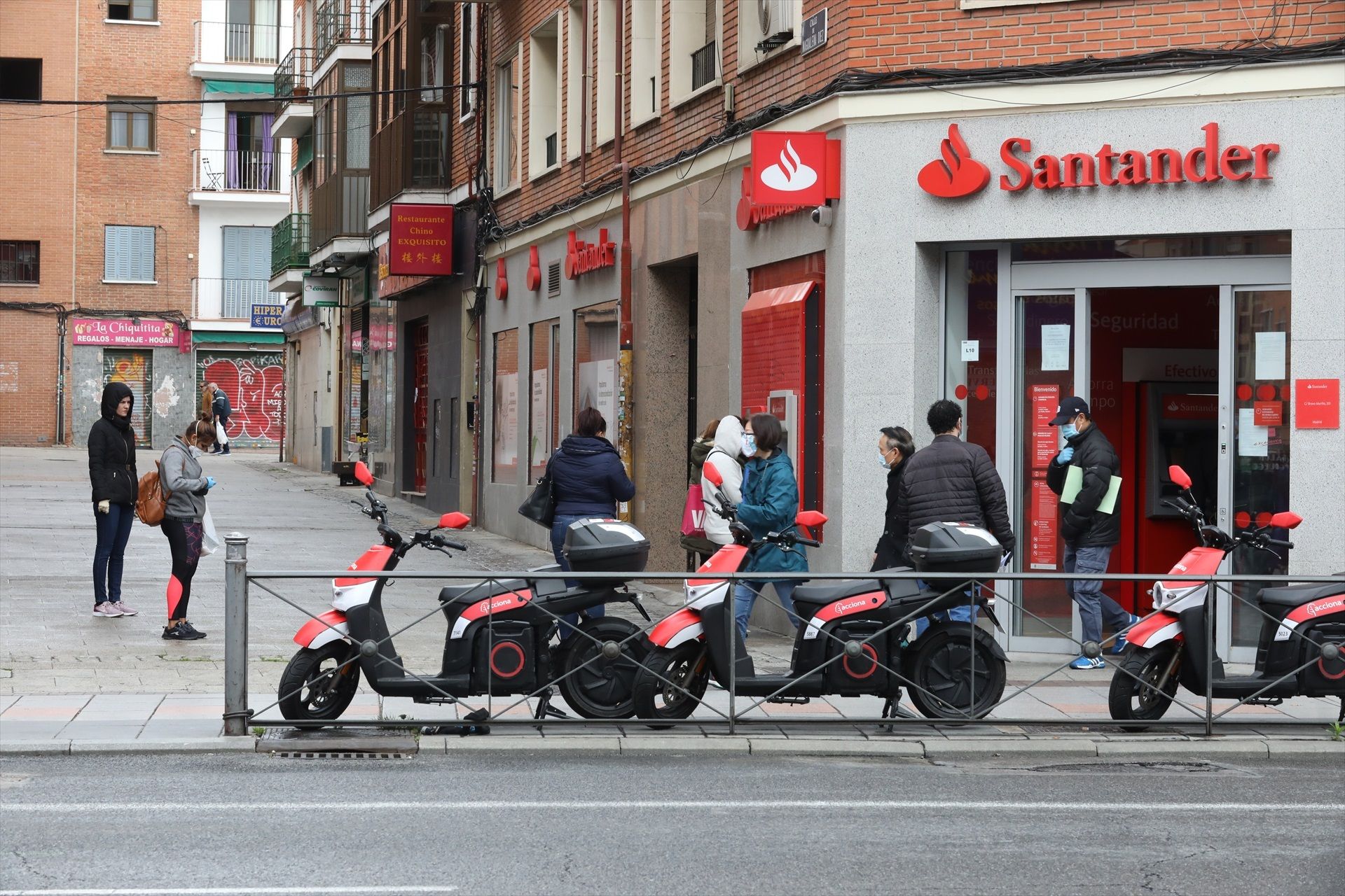 EuropaPress 2783302 varias personas esperan entrar oficina banco santander inicio cuarta semana