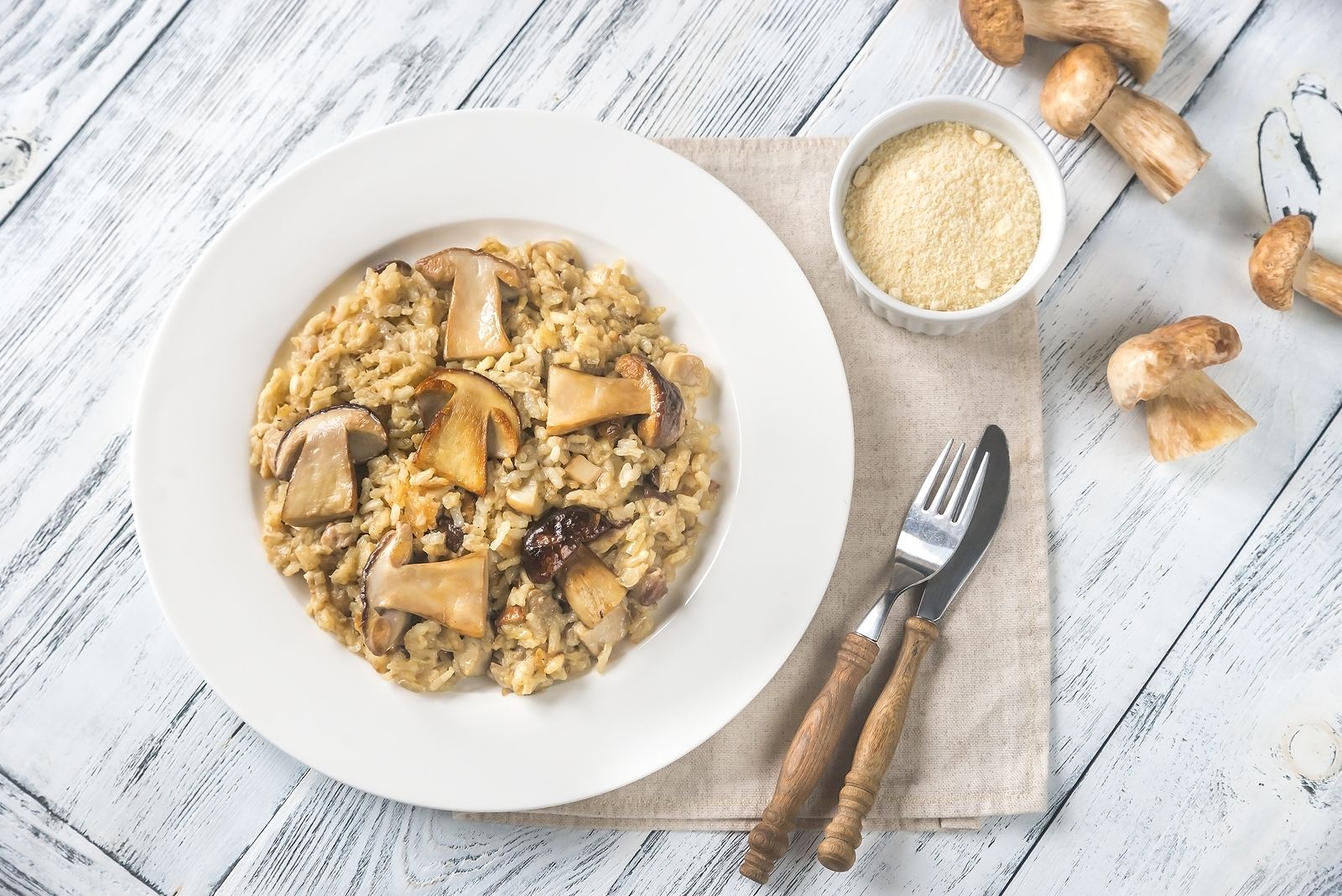 Dos arroces con setas en plena temporada: en risotto y el arroz con liebre de Sacha Hormaechea. Foto: Bigstock