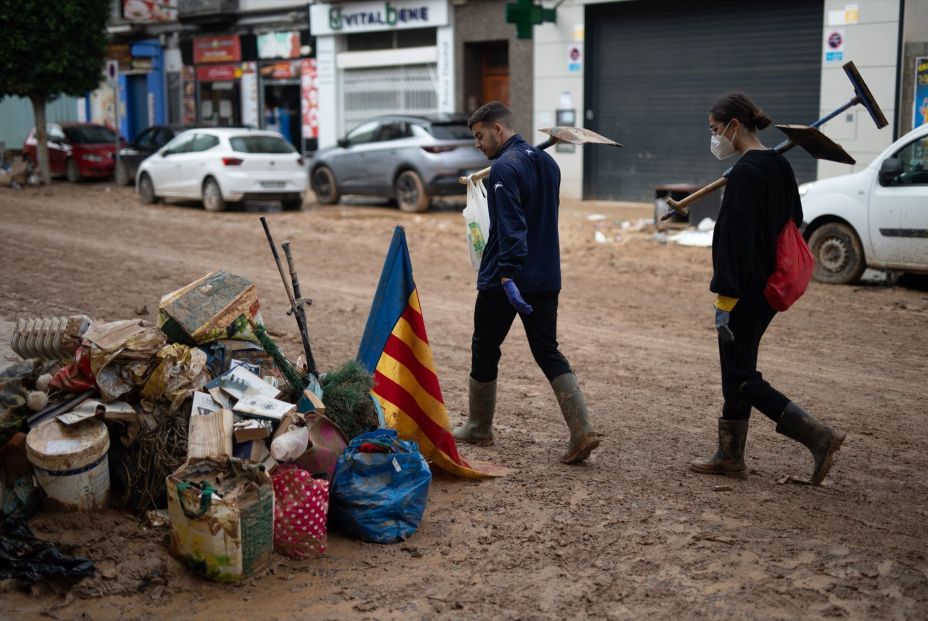 EuropaPress 6320814 dos personas palas observan bandera comunidad valenciana mientras pasan